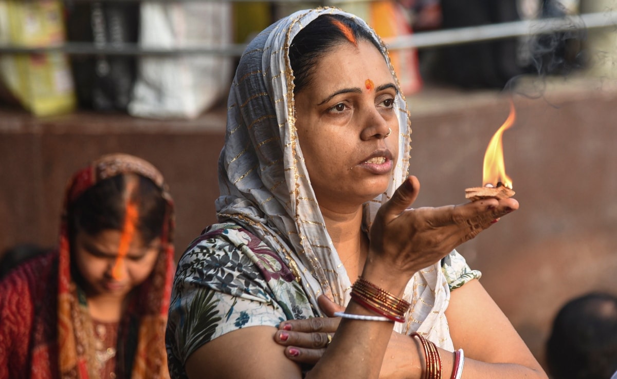 नवरात्रि के पहले दिन पटना में पूजा-पाठ करती एक महिला. नवरात्रि के पहले दिन पटना में पूजा-पाठ करती एक महिला.