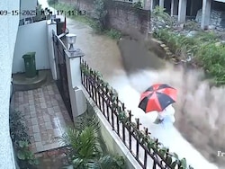 Caught On Camera: Woman&#039;s Narrow Escape As Wall Collapses In Ranchi