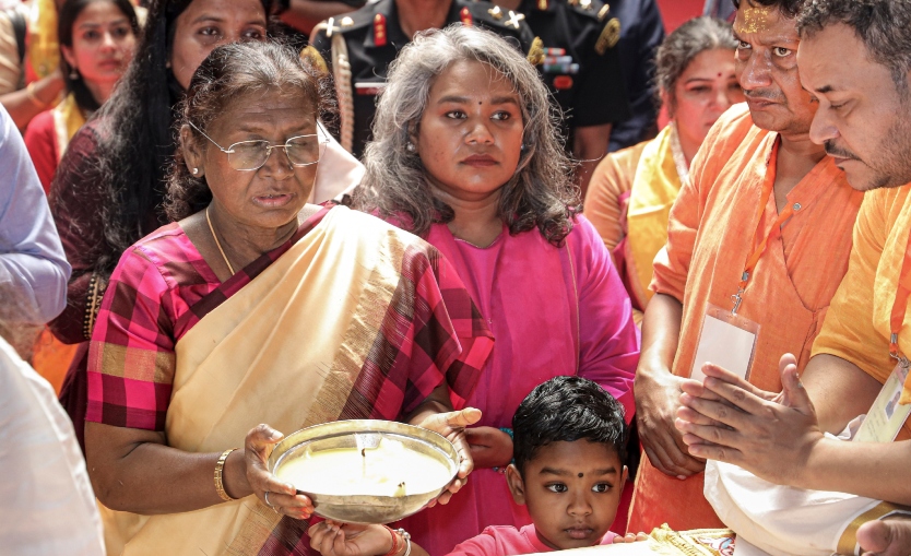 राष्ट्रपति द्रौपदी मुर्मू ने बांके बिहारी मंदिर और निधिवन में किए दर्शन, वृंदावन में कल्पवृक्ष का पौधा लगाया