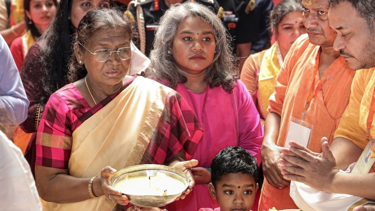 Photos: राष्ट्रपति द्रौपदी मुर्मू ने बांके बिहारी मंदिर और निधिवन में किए दर्शन, वृंदावन में कल्पवृक्ष का पौधा लगाया
