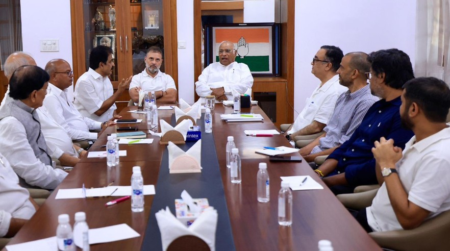 Bihar Exit Polls Result: बिहार में कांग्रेस को मिल रही इतनी सीटें, जानें RJD से आगे है या पीछे