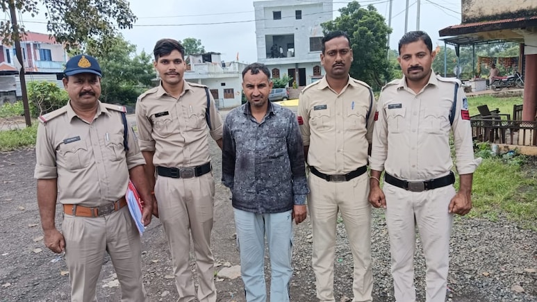 Dhar News: बाइक से अवैध शराब की पेटियां लेकर आ रहा तस्कर गिरफ्तार, पीथमपुर पुलिस ने की कार्रवाई
