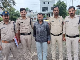 Dhar News: बाइक से अवैध शराब की पेटियां लेकर आ रहा तस्कर गिरफ्तार, पीथमपुर पुलिस ने की कार्रवाई Dhar News: बाइक से अवैध शराब की पेटियां लेकर आ रहा तस्कर गिरफ्तार, पीथमपुर पुलिस ने की कार्रवाई