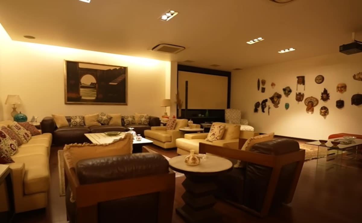 Riddhima Kapoors gives a glimpse of her Delhi house. Photo: YouTube/FarahKhan Riddhima Kapoors gives a glimpse of her Delhi house. Photo: YouTube/FarahKhan