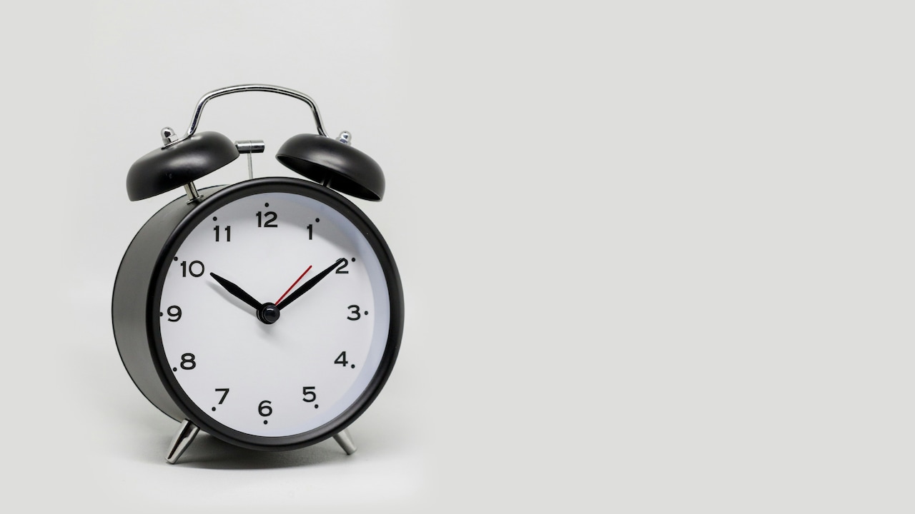 Get to know which one is better for your home wall decor: Digital or Analogue Clocks