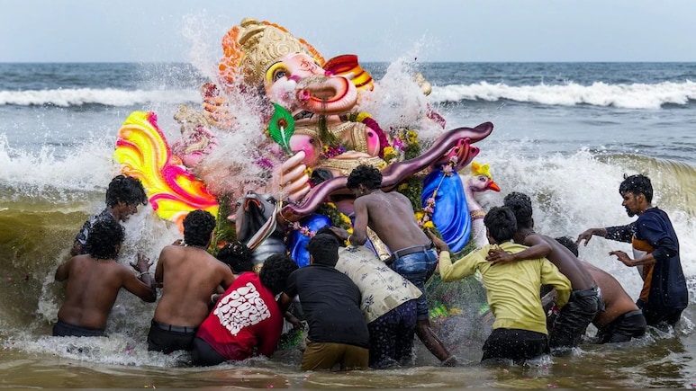Ganpati Visarjan 2025: बाप्पाच्या विसर्जनानंतर काय करावे आणि कोणत्या चुका करु नयेत? 8 गोष्टी लक्षात ठेवा!