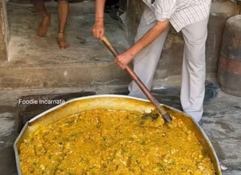 World Samosa Day: This Unique Samosa Shop In Jaipur Uses A Shovel To Mix Aloo Masala