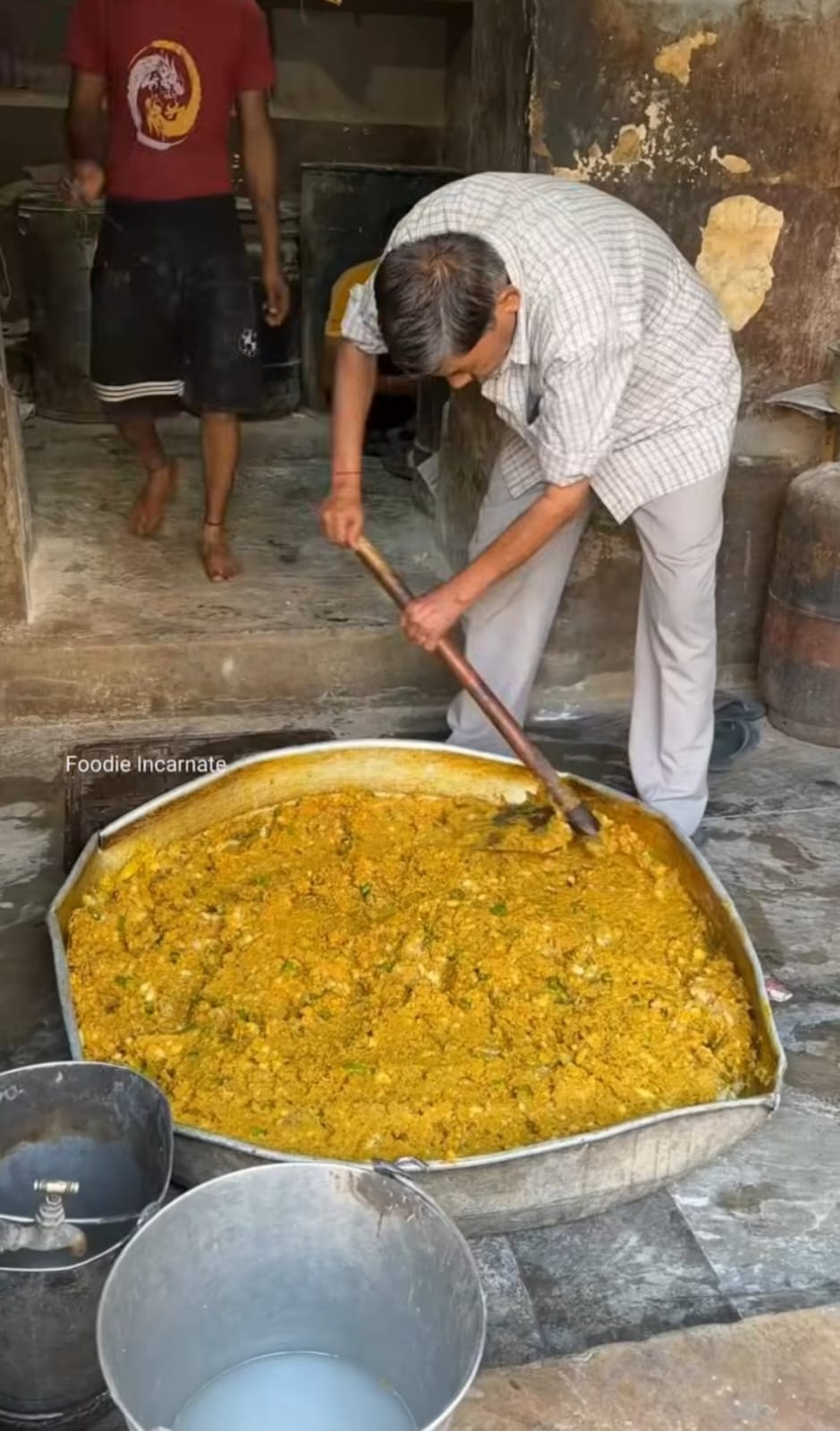 World Samosa Day: This Unique Samosa Shop In Jaipur Uses A Shovel To Mix Aloo Masala