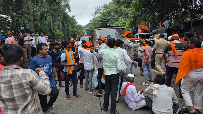 Manoj Jarange Maratha Morcha: मराठा मोर्चामुळे मुंबईचा वेग मंदावला, कुठे कुठे वाहतूक कोंडी? Manoj Jarange Maratha Morcha: मराठा मोर्चामुळे मुंबईचा वेग मंदावला, कुठे कुठे वाहतूक कोंडी?