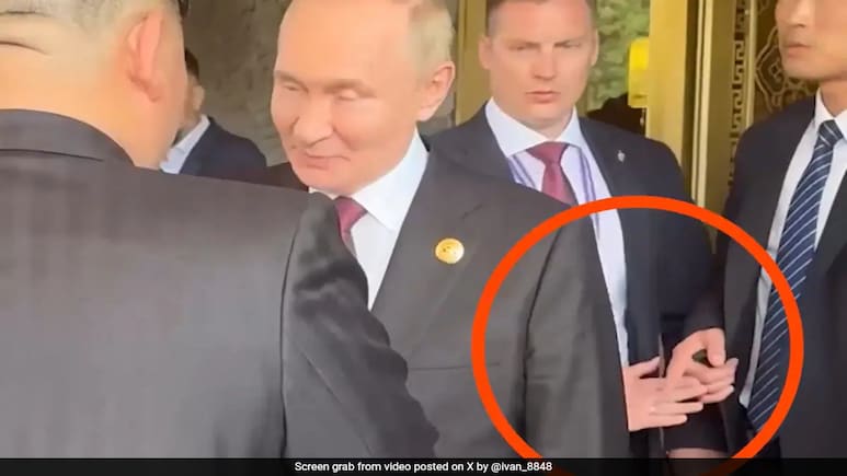 Vladimir Putin And Kim Jong Un's Bodyguards Captured In Tense Moment At Beijing Summit Vladimir Putin And Kim Jong Un's Bodyguards Captured In Tense Moment At Beijing Summit