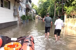 Yamuna Bazar Flood Crisis: Families and Stray Animals Trapped, Relief Camps Overcrowded Yamuna Bazar Flood Crisis: Families and Stray Animals Trapped, Relief Camps Overcrowded