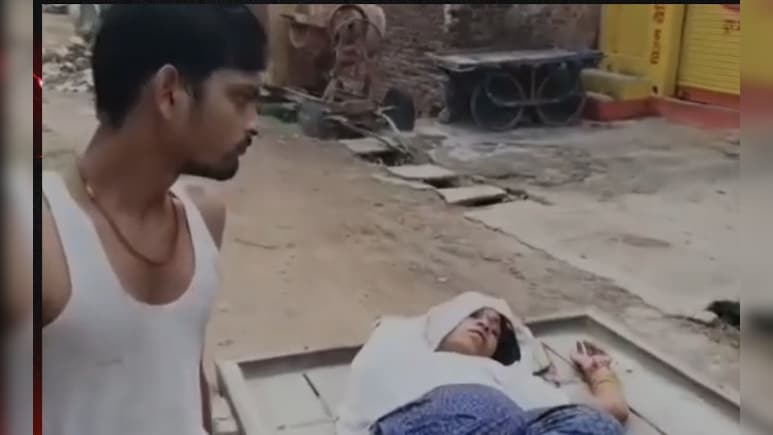 हाथठेले पर प्रसूता...न एंबुलेंस मिली न अस्पताल में डॉक्टर, स्वास्थ्य सेवाओं का बेहद बुरा हाल 