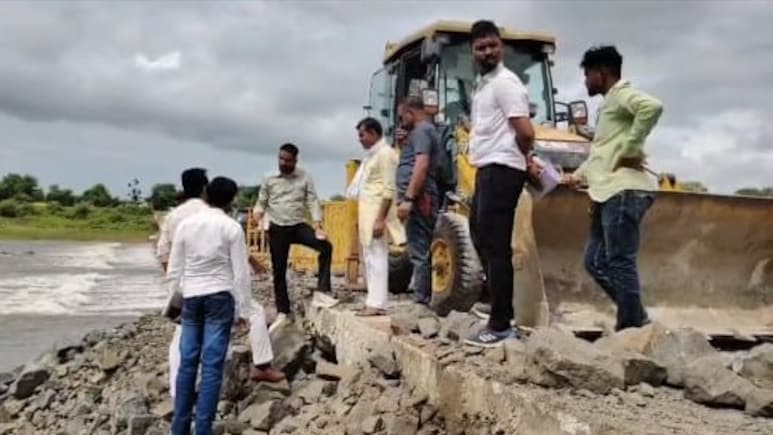 हरदा में 100 से अधिक गांवों की कनेक्टिविटी पर संकट, 84 लाख से बना पुल दो साल में चढ़ा भ्रष्टाचार की भेंट हरदा में 100 से अधिक गांवों की कनेक्टिविटी पर संकट, 84 लाख से बना पुल दो साल में चढ़ा भ्रष्टाचार की भेंट