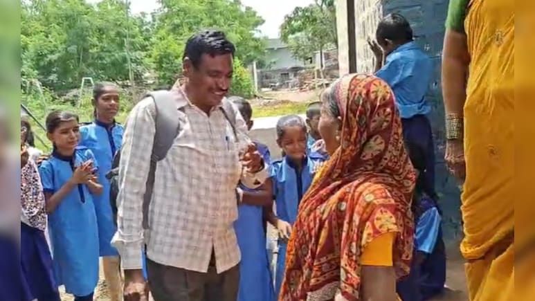 वाशिम-परभणी में शिक्षकों की विदाई पर भावुक हुए छात्र, स्कूल गेट तक किया बंद