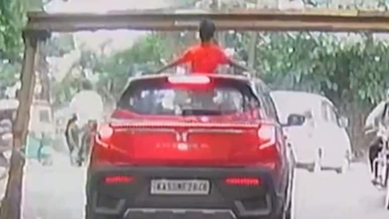 सनरूफ कार में खड़े होकर राइड का मजा ले रहा था बच्चा, सामने आया बैरियर, फिर जो हुआ, देखकर दहल उठेगा दिल