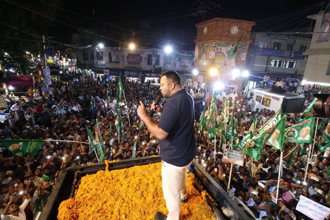तेजस्वी की इस यात्रा के जगह-जगह लोगों की भारी भीड़ उमड़ी. तेजस्वी की इस यात्रा के जगह-जगह लोगों की भारी भीड़ उमड़ी.