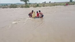 जीवन के लिए जान जोखिम में डाली, बीमार बेटे को गोद में लेकर मां ने ट्यूब से पार की उफनाती नदी