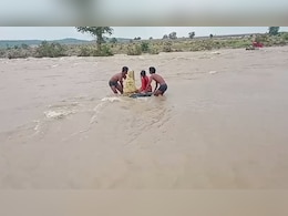 जीवन के लिए जान जोखिम में डाली, बीमार बेटे को गोद में लेकर मां ने ट्यूब से पार की उफनाती नदी