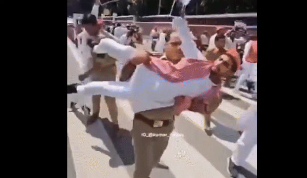 युवक को पुतले जैसा गोद में उठाकर भागा पुलिसवाला, अखिलेश ने योगी सरकार पर लिए मजे, Video