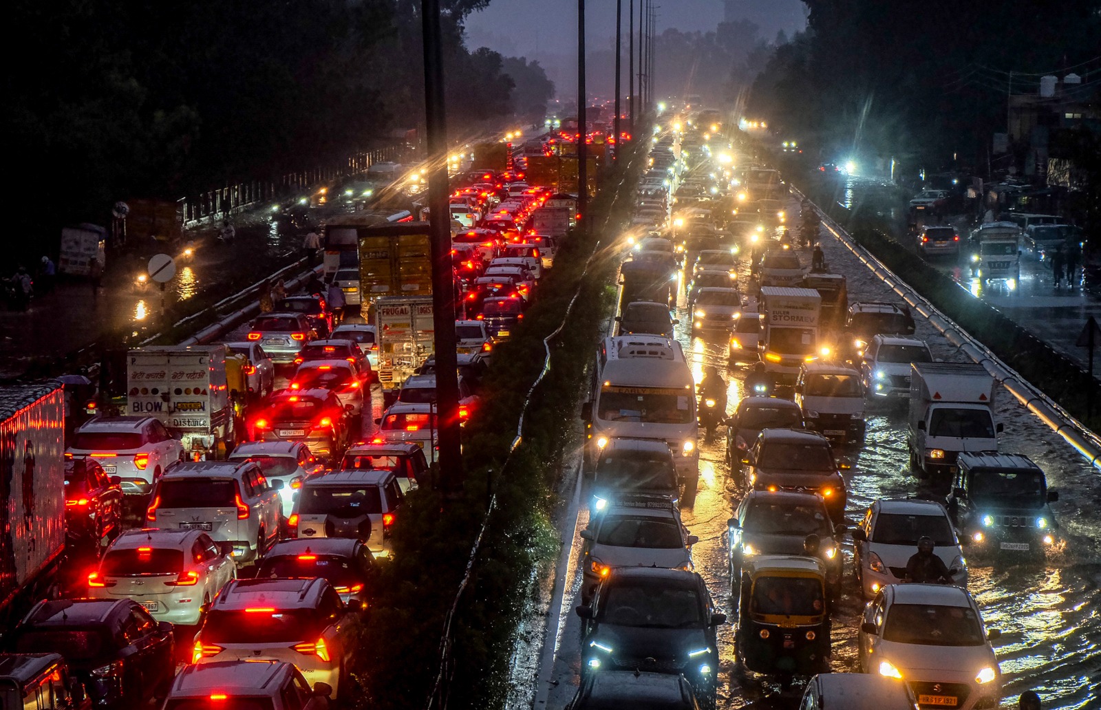 कब सुधरेगा इंफ्रास्ट्रक्चर? बारिश में गुरुग्राम से लेकर दिल्ली तक रेंगती दिखी गाड़ियां, लोगों का फूटा गुस्सा