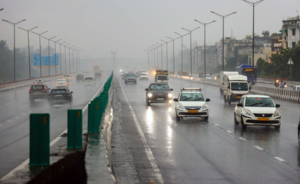 Delhi Rain: काली घटा और दिन में ही अंधेरे का राज... दिल्ली-NCR में बारिश का रेड अलर्ट, रहें सावधान