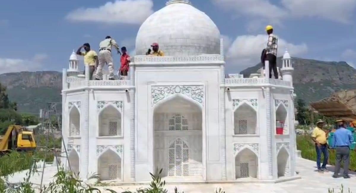 अजमेर में सेवर वंडर पार्क में बने ताजमहल को तोड़ा जा रहा है. अजमेर में सेवर वंडर पार्क में बने ताजमहल को तोड़ा जा रहा है.