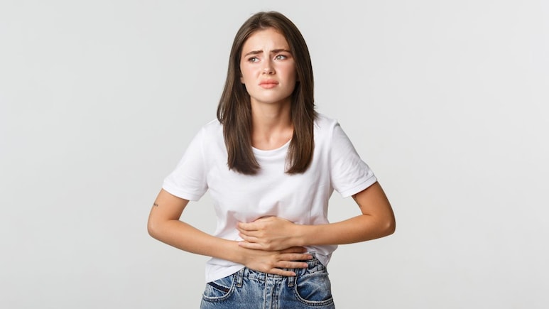 Nutritionist Lists 4 Everyday Habits That Can Cause Bloating