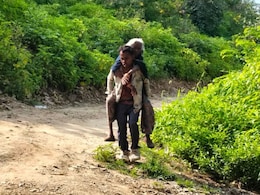 Rajasthan: 70 साल की दादी को पीठ पर लादकर 1 किलोमीटर चला पोता, तस्वीर देख हर कोई कर रहा सलाम