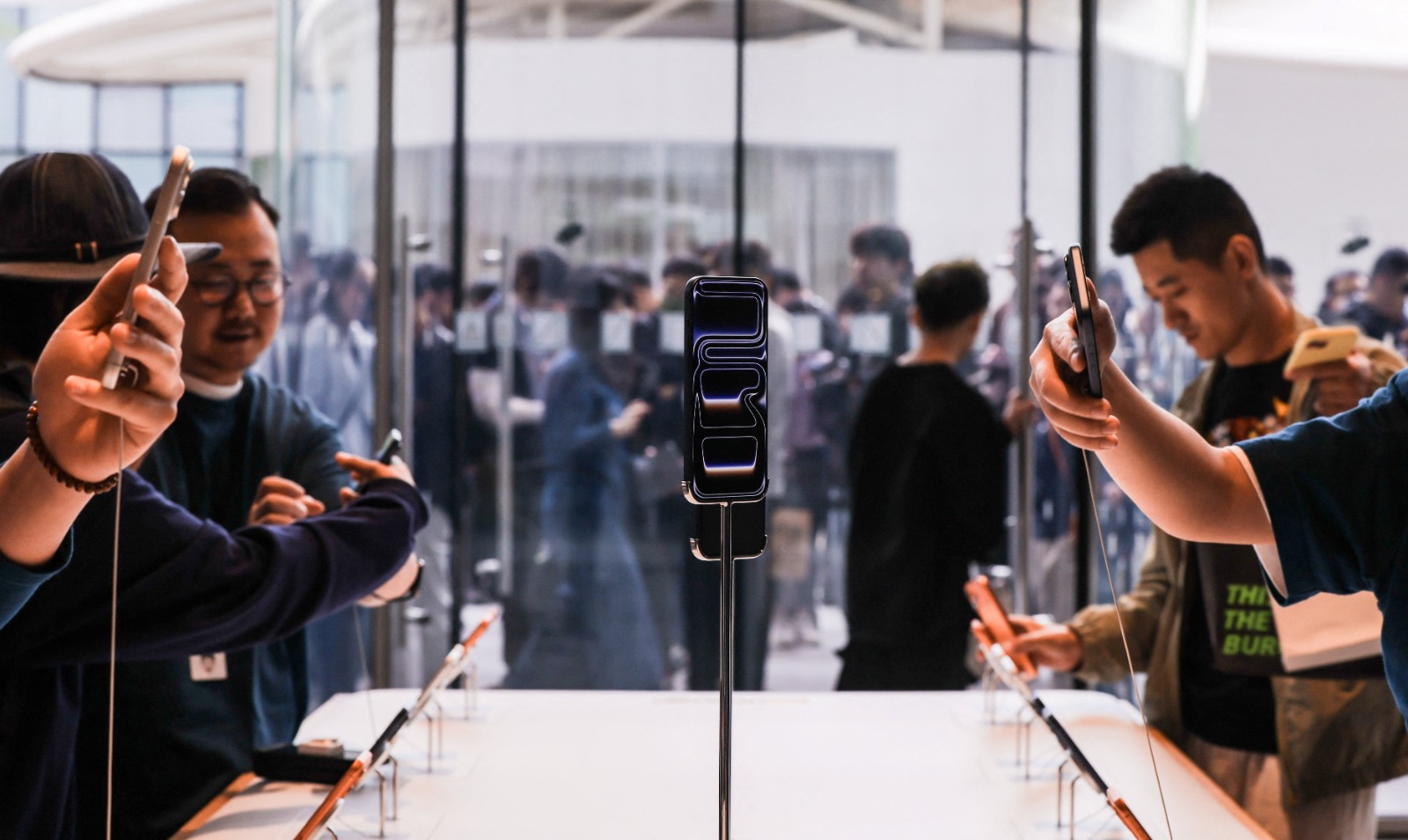 Apple's iPhone 17 Launch Draws Hundreds In Long Queue At Beijing Store