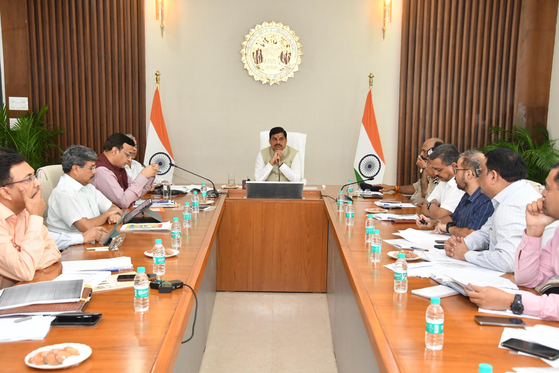 एमपी में खाद पर 'संग्राम', इधर सीएम साहेब ने किसानों को दिया भरोसा उधर पुलिस ने कर दिया लाठीचार्ज