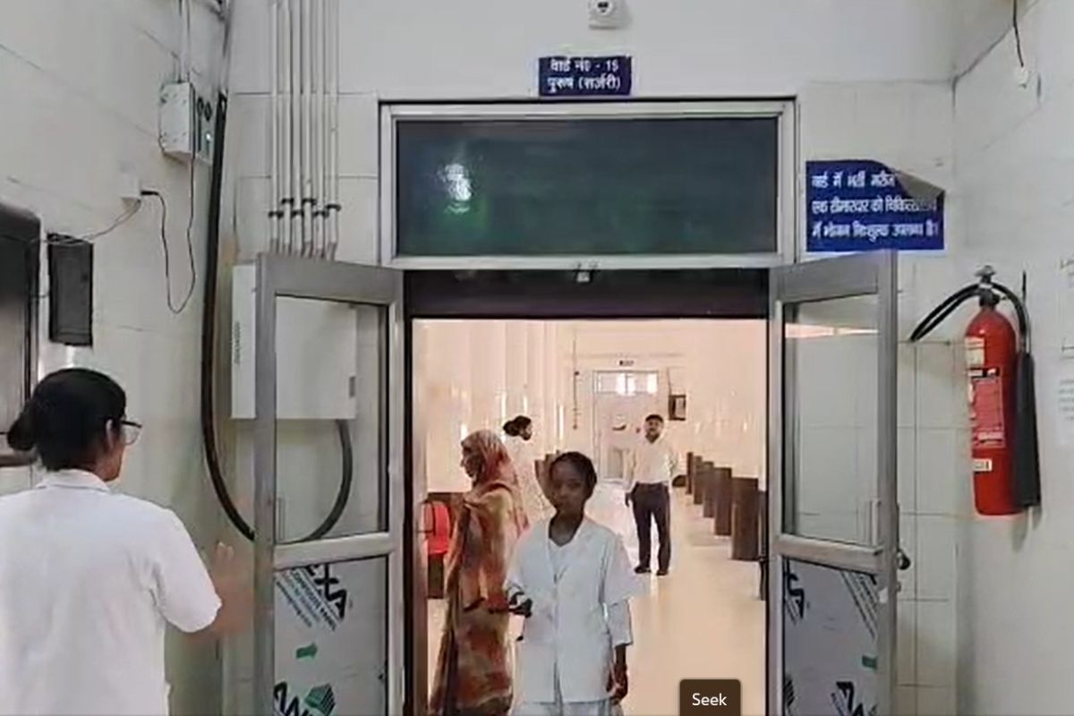 UPSC की तैयारी कर रहे छात्र ने ब्लेड से काट लिया खुद का प्राइवेट पार्ट, वजह हैरान कर देगी