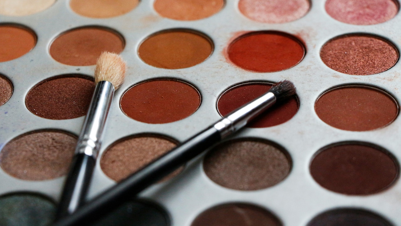 Upgrade your eye shadow shades with top collections on Myntra