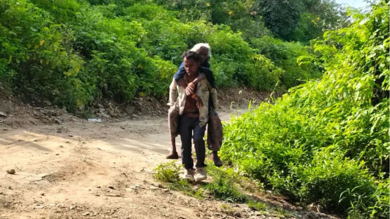 Rajasthan: 70 साल की दादी को पीठ पर लादकर 1 किलोमीटर चला पोता, तस्वीर देख हर कोई कर रहा सलाम