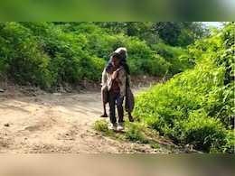 Rajasthan: 70 साल की दादी को पीठ पर लादकर 1 किलोमीटर चला पोता, तस्वीर देख हर कोई कर रहा सलाम Rajasthan: 70 साल की दादी को पीठ पर लादकर 1 किलोमीटर चला पोता, तस्वीर देख हर कोई कर रहा सलाम