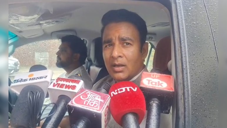 लड़कियों को रखने चाहिए हथियार... महिलाओं की सुरक्षा को लेकर बोले संगीत सोम लड़कियों को रखने चाहिए हथियार... महिलाओं की सुरक्षा को लेकर बोले संगीत सोम