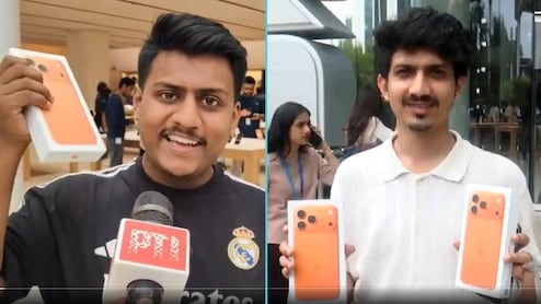 ऐसी दीवानगी! रात 12 बजे से लाइन में था, 2-2 खरीद लिए! हाथ में iPhone 17 लिए दीवानों की बातें सुनिए