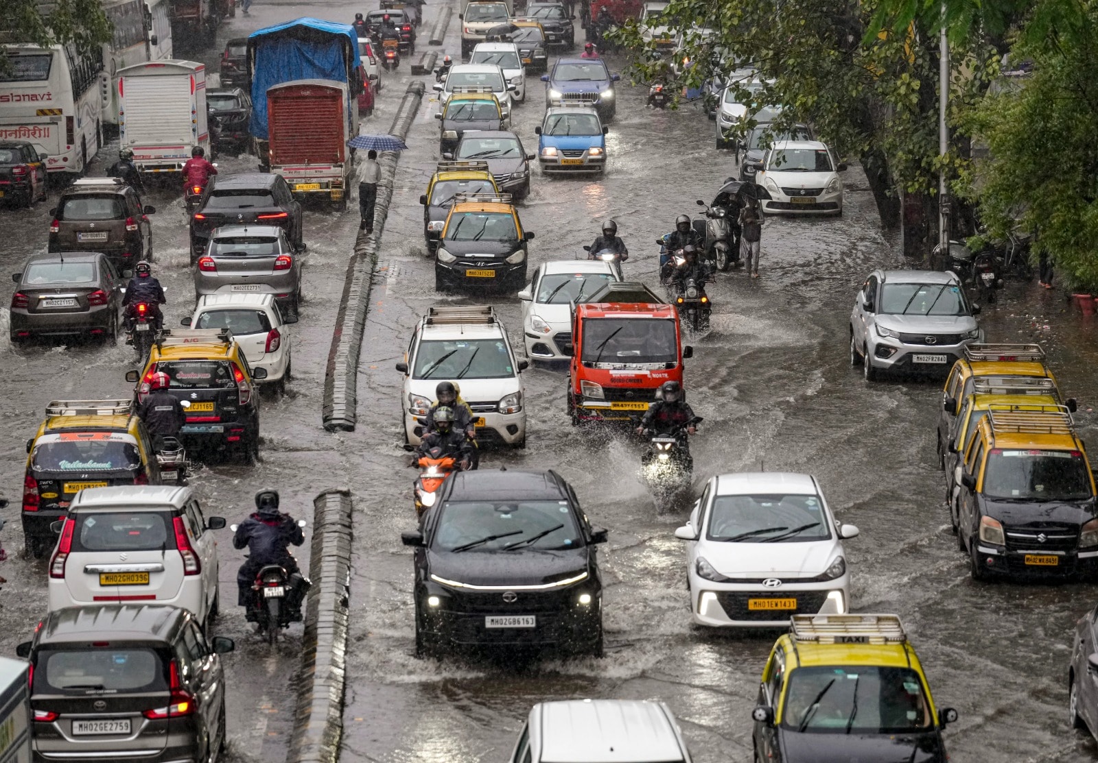 Mumbai Rain Alert: Heavy Showers Predicted This Weekend, IMD Issues Orange Alert
