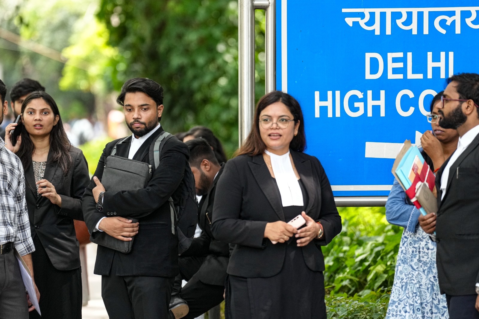 दिल्ली हाई कोर्ट में बम के मेल से अफरातफरी मच गई. दिल्ली हाई कोर्ट में बम के मेल से अफरातफरी मच गई.
