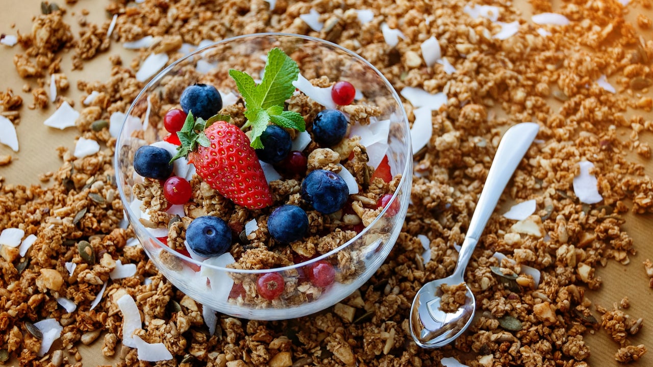 Granola Nutrition Guide: The Truth About Sugar, Portions And Health Benefits.