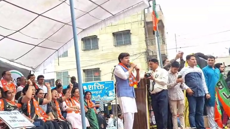 क्यों दीदी, क्या आपको भी कभी-कभी चलती है दारू? जीतू पटवारी के बाद चर्चा में आकाश विजयवर्गीय क्यों दीदी, क्या आपको भी कभी-कभी चलती है दारू? जीतू पटवारी के बाद चर्चा में आकाश विजयवर्गीय
