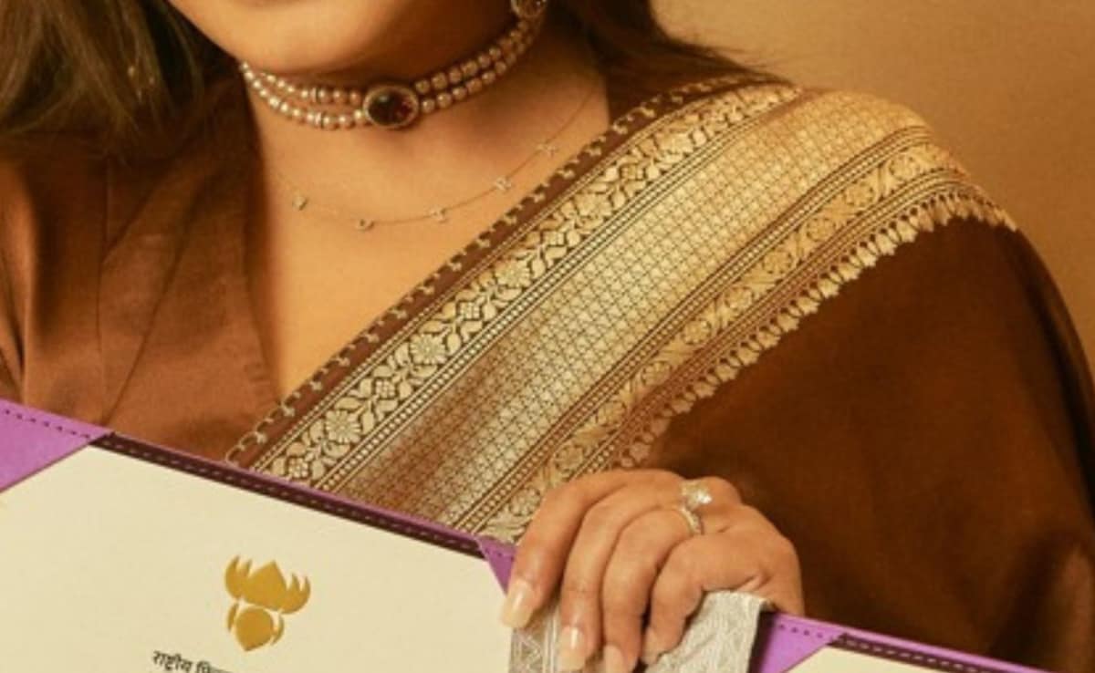 A close-up shot of Rani Mukerjis Adira gold chain. (Photo: IANS) A close-up shot of Rani Mukerjis Adira gold chain. (Photo: IANS)