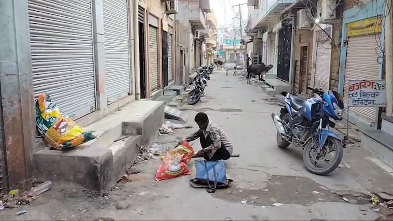 फलोदी की गलियों में सफाई कर जुटाते हैं सोना, न्यारिया समुदाय की कई पीढ़ियां... जुटा रही हैं धन फलोदी की गलियों में सफाई कर जुटाते हैं सोना, न्यारिया समुदाय की कई पीढ़ियां... जुटा रही हैं धन