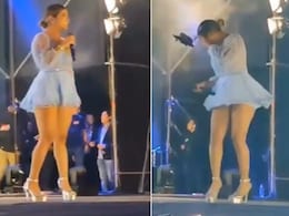 स्टेज पर गा रही थी सिंगर, अचानक आया ड्रोन और सिर से टकरा गया, फिर जो हुआ... वायरल हो रहा Video स्टेज पर गा रही थी सिंगर, अचानक आया ड्रोन और सिर से टकरा गया, फिर जो हुआ... वायरल हो रहा Video