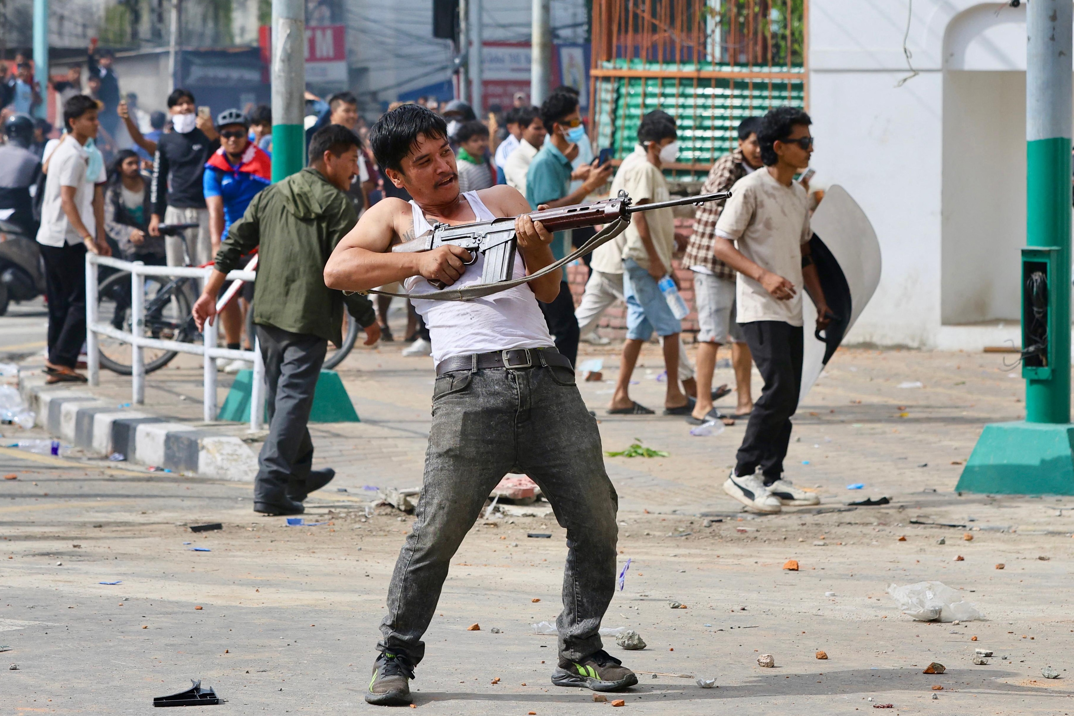 नेपाल में युवा खून में उबाल की यह तस्वीर है. तस्वीर सिंह द्वार के बाहर की है. अपनी ही सरकार के खिलाफ बंदूक लेकर युवा. नेपाल में युवा खून में उबाल की यह तस्वीर है. तस्वीर सिंह द्वार के बाहर की है. अपनी ही सरकार के खिलाफ बंदूक लेकर युवा.
