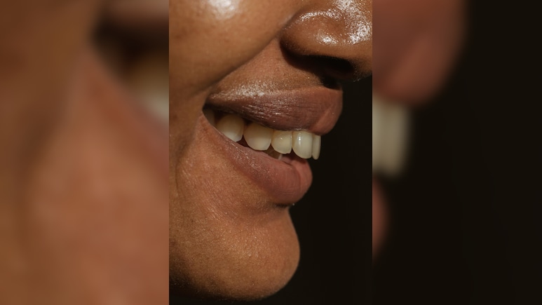 स्मोकिंग और लिपस्टिक लगाने से काले हो गए हैं होंठ? घर बैठे ऐसे बनाए इन्हें गुलाबी