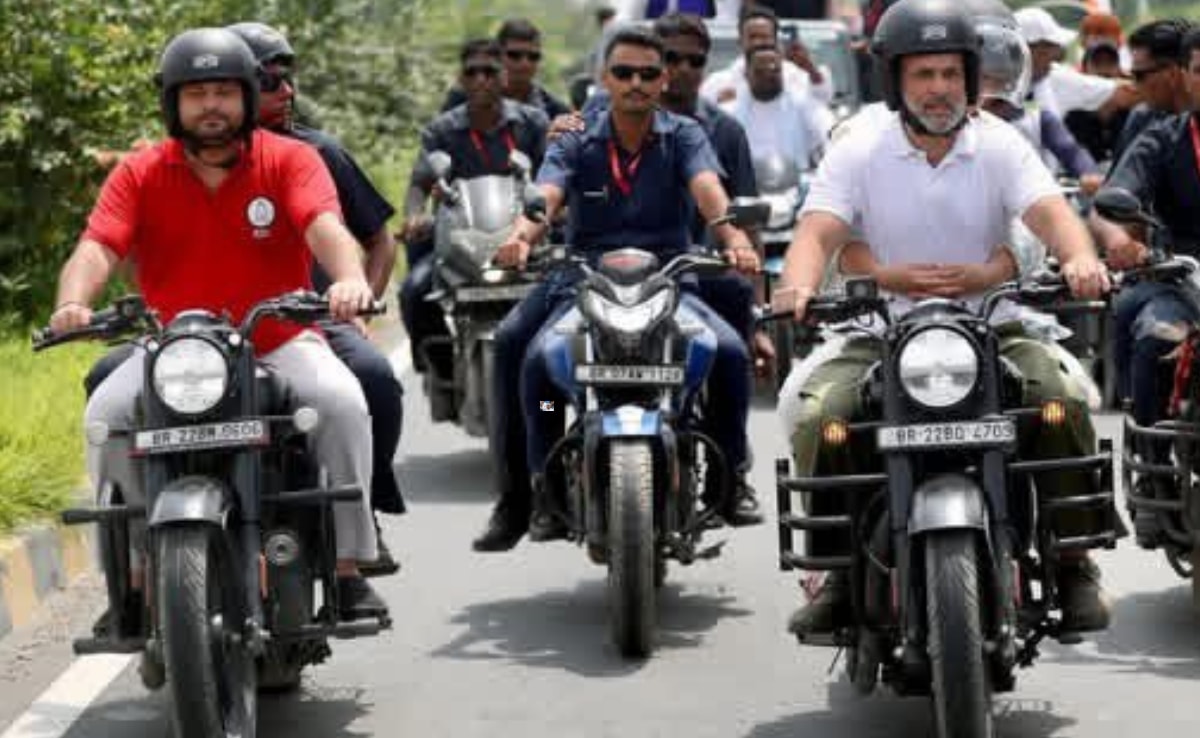 वोटर अधिकार यात्रा के दौरान बुलेट की सवारी करते तेजस्वी यादल और राहुल गांधी. वोटर अधिकार यात्रा के दौरान बुलेट की सवारी करते तेजस्वी यादल और राहुल गांधी.