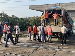 Indian Railways: रेलवे फाटक को तोड़ सागर-बीना ट्रैक पर घुसा ट्रक, ढाई घंटे बंद रहा रेल यातायात Indian Railways: रेलवे फाटक को तोड़ सागर-बीना ट्रैक पर घुसा ट्रक, ढाई घंटे बंद रहा रेल यातायात