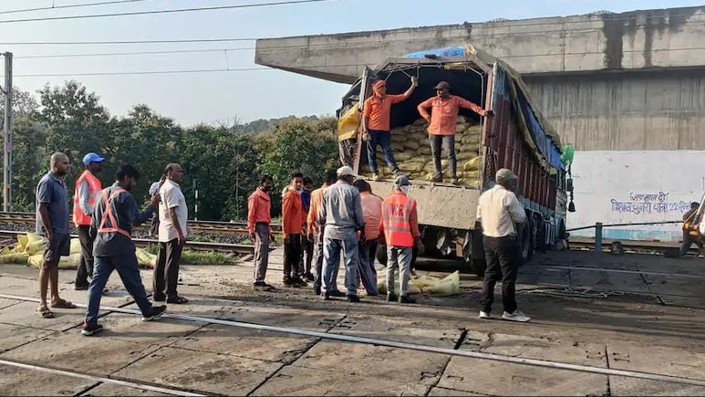 Indian Railways: रेलवे फाटक को तोड़ सागर-बीना ट्रैक पर घुसा ट्रक, ढाई घंटे बंद रहा रेल यातायात Indian Railways: रेलवे फाटक को तोड़ सागर-बीना ट्रैक पर घुसा ट्रक, ढाई घंटे बंद रहा रेल यातायात