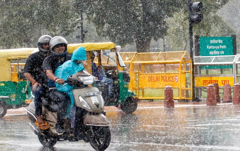 दिल्ली-NCR में बदला मौसम का मिजाज, रिमझिम फुहारों से मिली गर्मी और उमस से राहत
