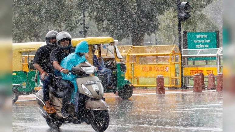 मॉनसून ने दिल्ली-NCR में जमाए पैर, अभी और गरज कर बरसेगा... जानें राहत की उम्मीद कब तक